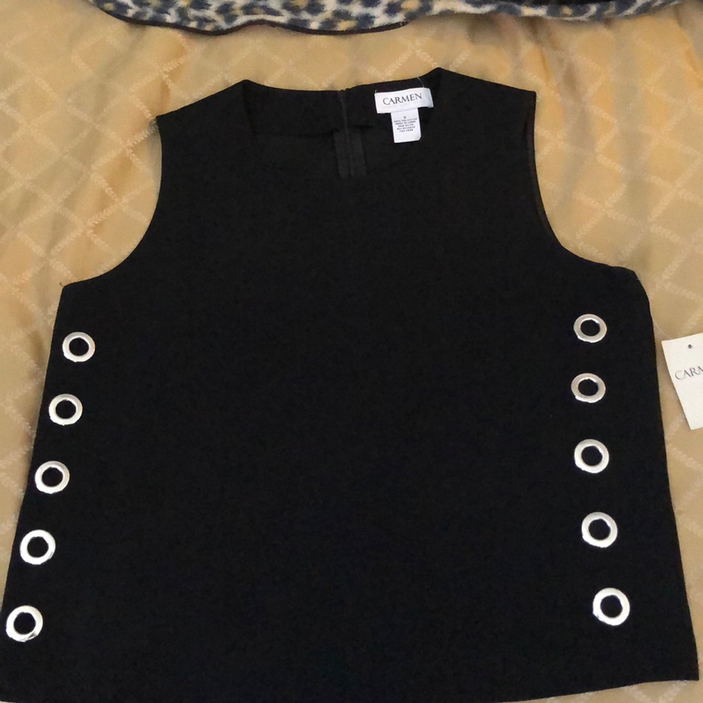 Cute top w metal grommets, invisible zipper